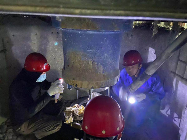 矸石項目部開展設備維保工作 