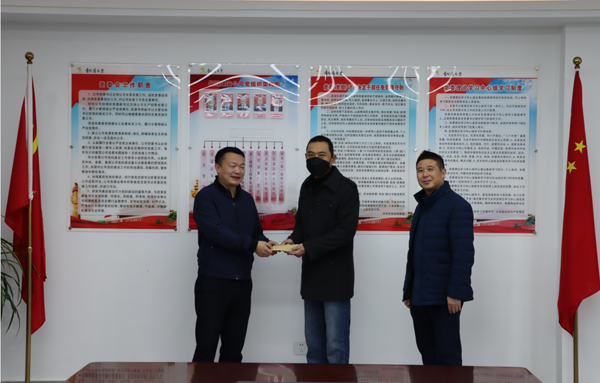 集團(tuán)公司黨委委員、副總經(jīng)理胡新付到公司走訪慰問