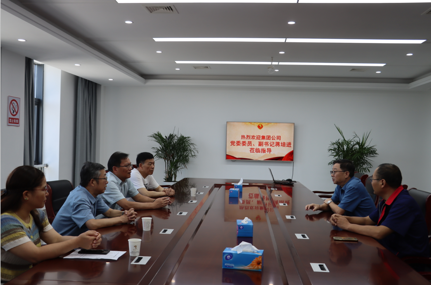 集團(tuán)公司黨委副書(shū)記蔣培進(jìn)到公司開(kāi)展高溫慰問(wèn) 集團(tuán)公司黨委副書(shū)記蔣培進(jìn)到公司開(kāi)展高溫慰問(wèn)